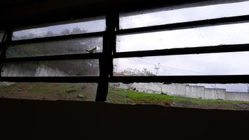 Janelas foram quebradas Em São Sebastião (SP), vândalos invadem escola, quebram janelas e espalham até fezes em mesas - Foto: Divulgação