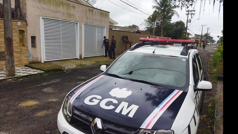 Criminosos fugiram com a chegada da GCM no local Dupla faz assalto com reféns e foge levando chinelo e outros bens, em Ubatuba - Foto: Portal Costa Norte