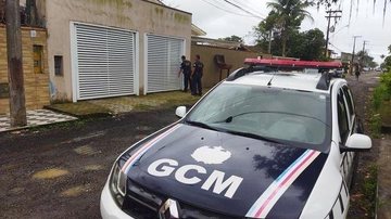 Criminosos fugiram com a chegada da GCM no local Dupla faz assalto com reféns e foge levando chinelo e outros bens, em Ubatuba - Foto: Portal Costa Norte