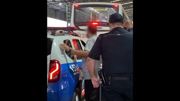 Momento da prisão do acusado, em Praia Grande; ele responderá por importunação sexual Homem tenta esfregar partes íntimas em adolescente dentro de ônibus, é detido por passageiros e preso em Praia Grande - imagem: reprodução / PG Mil Grau
