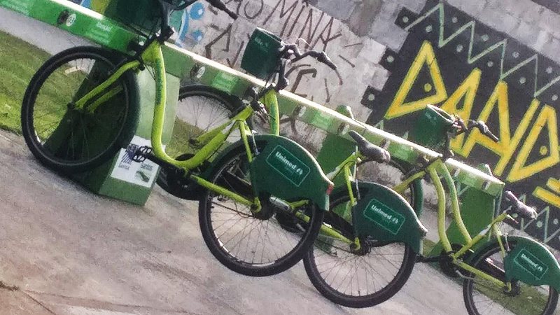 Vândalos têm roubado os bancos das bicicletas em Santos Bikes de aplicativo sofrem com vandalismo em Santos Bicicleta sem banco em estação do Bike Santos - Reprodução/Facebook