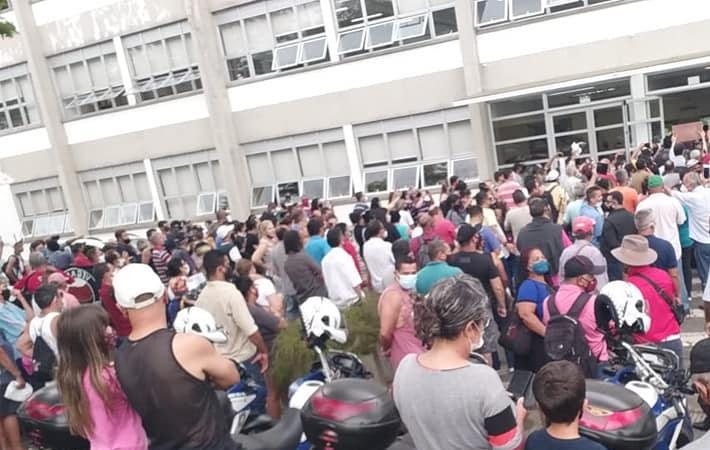 Dezenas de moradores protestaram em frente à Prefeitura de Mogi das Cruzes na sexta-feira Cobrança de ISS causa protestos em frente à Prefeitura de Mogi Diversos moradores protestam em frente ao prédio da Prefeitura de Mogi - Divulgação/Redes Sociais