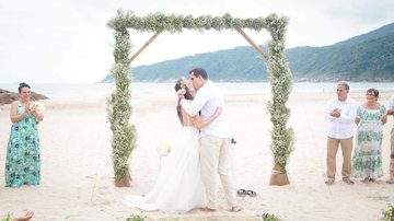 Casamento de Bruna Fucci e Alexandre Tomaz, em praia do Guarujá Quer casar na praia? Veja como estão as normas no litoral de SP - Imagem: Divulgação / Prefeitura de Guarujá / Helder Lima