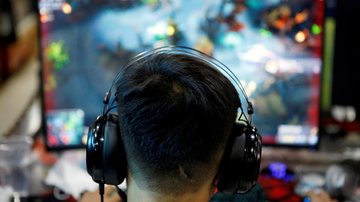 Chinês jogando videogame - Reprodução/Internet