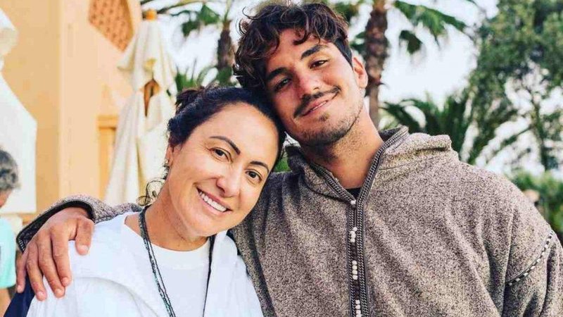Simone Medina e seu filho, o tricampeão mundial de surfe Gabriel Medina Mãe de Gabriel Medina compara Yasmin Brunet a atriz pornô, afirma colunista Simone Medina ao lado do filho Gabriel Medina, tricampeão mundial de surfe - Reprodução Redes Sociais