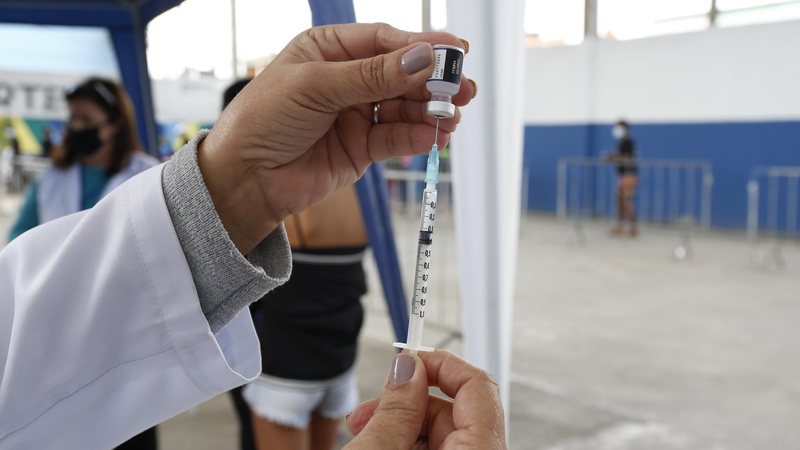 Mutirão de vacinação contra covid-19 Guarujá realiza mutirão de vacinação na comunidade da Prainha Mutirão de vacinação contra covid-19 na comunidade da Prainha - Divulgação/Prefeitura de Guarujá