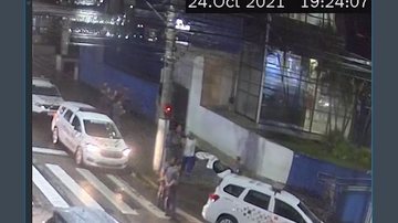 Ação aconteceu por volta das 19h Homens tentam roubar rede de agência bancária e se dão mal Viaturas da polícia em frente a agência bancaria e policiais abordando os dois indivíduos - Divulgação/Prefeitura de Santos