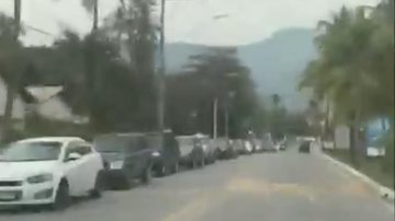 Paralisação de caminhoneiros provocou corrida por combustível no Litoral Norte de São Paulo Fila em posto de Ilhabela - Reprodução Facebook