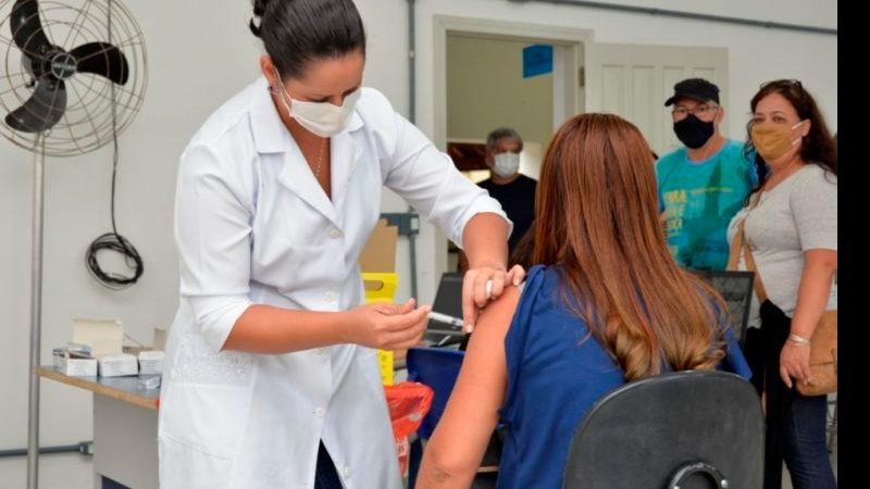 Vacinação contra covid-19 Vacinação contra covid em Ubatuba Enfermeira aplicando vacina em uma mulher - Divulgação/Prefeitura de Ubatuba