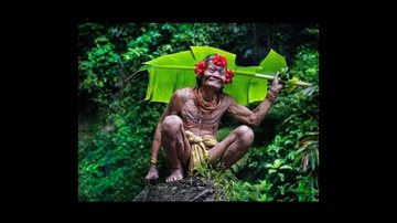 Indígena Mentaway, Indonésia. Via: @survival_brasil e APIB - Articulação dos Povos Indígenas do Brasil Bom dia -  24.09.2021 | 09.11.2021 / 17.12.2021 Indígena idoso sorridente contemplando uma floresta - Copyright: Aga Szydlik ⠀