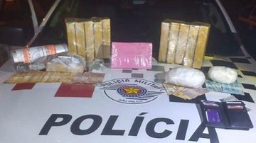 Drogas apreendidas pelos policiais em Ubatuba (SP) Casal é preso com quase 13kg de drogas em Ubatuba (SP) - Foto: Vigésimo BPMI