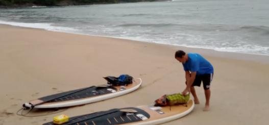 Remadores sofreram com os fortes ventos na costa sul de São Sebastião Dupla de praticantes de stand up paddle passa sufoco em trajeto por praias de São Sebastião (SP) - Foto: Reprodução Instagram