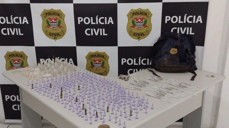 Polícia Civil aprende mais de 500 porções de drogas em Mongaguá Porções de drogas apreendida em cima de uma mesa da delegacia - Divulgação/Polícia Civil