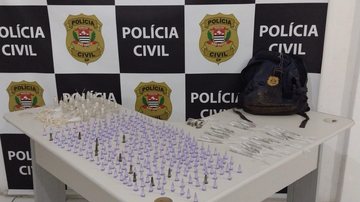 Polícia Civil aprende mais de 500 porções de drogas em Mongaguá Porções de drogas apreendida em cima de uma mesa da delegacia - Divulgação/Polícia Civil