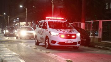 São mais 1.700 câmeras, sendo 1.636 instaladas em 72 próprios públicos, e outras 75 distribuídas pelas orlas das praias Caem em 11% o número de roubos no Guarujá Viatura da Polícia Militar em uma rua do Guarujá - Divulgação/Prefeitura de Bertioga