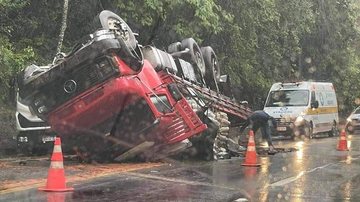 Caminhão tomba na rodovia dos Tamoios na manhã desta terça-feira Caminhão tomba na rodovia dos Tamoios; trecho de serra tem risco de interdição após fortes chuvas caminhao tombado na pista da tamoios - Foto: Divulgação