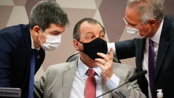 Senadores planejam entregar o relatório ao procurador-geral da República, Augusto Aras, já nesta quarta-feira (27). Por 7 votos a 4, CPI aprova relatório final e propõe indiciar Bolsonaro e mais 79 Senadores reunidos durante votação do relatório da CPI da  - Foto Sergio Lima