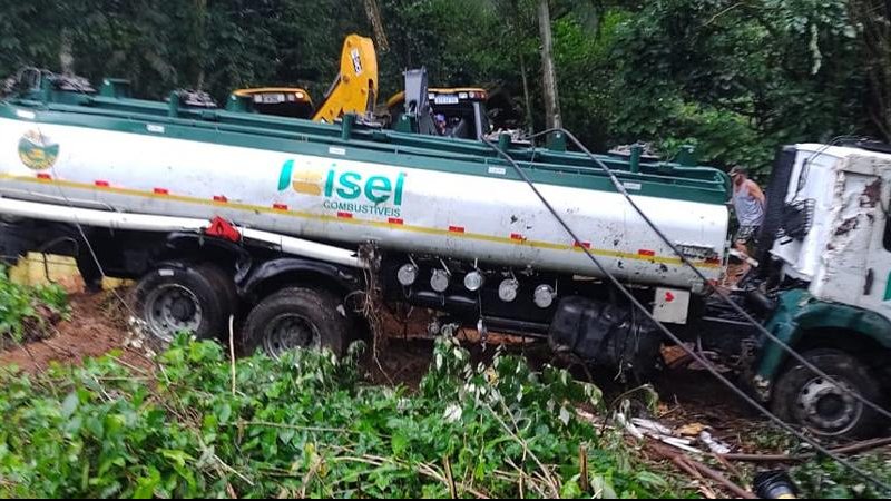 São Sebastião multa em R$ 50 mil empresa do caminhão tombado na Rio-Santos - Foto: Divulgação PMSS