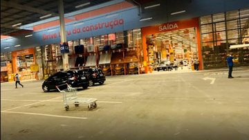 Estacionamento da loja de materiais de construção, em Praia Grande Ex-funcionário revoltado  enche carrinho e sai sem pagar loja que o demitiu em Praia Grande - Imagem: reprodução / Google Maps / Jackline Freitas