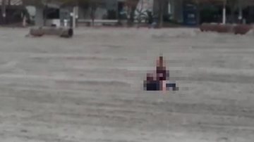Casal foi flagrado mantendo relação sexual em plena luz do dia e em público na Praia Central, em Balneário Camboriú Casal é flagrado fazendo amor em praia famosa e vídeo viraliza - Imagem: reprodução / redes sociais