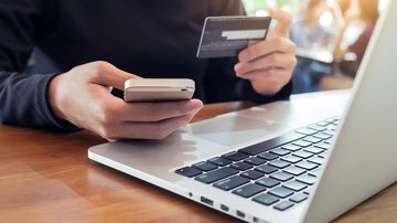 Homem pagou taxa de R$ 996,50 para liberação de empréstimo de R$ 5 mil, mas proposta era falsa Homem perde R$ 1 mil após pagar 'taxa para liberação de empréstimo financeiro Homem segurando celular com cartão bancário em mãos - Ilustração/Freepik