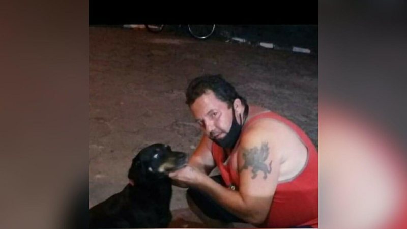 Animal ficou sem ninguém após seu único melhor amigo falecer  Homem com um cachorro preto de porte médio - Arquivo Pessoal