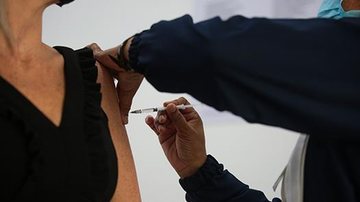 Trabalhadores de saúde deverão levar o comprovante de vacinação com o esquema vacinal completo Trabalhadores da saúde já podem tomar a 3ª dose da vacina contra a covid em Praia Grande Vacina sendo aplicada no braço de uma idosa - Divulgação/Prefeitura de Praia Grande