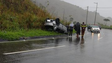 Carro capota devido forte chuva e neblina em Caraguatatuba - Repórter Online Litoral