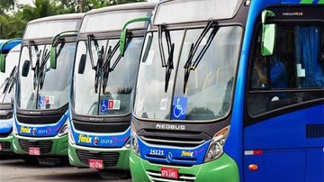 Empresa ainda não pagou reajuste salarial de 7,59% e 11% nos benefícios dos trabalhadores Por falta de pagamento, transporte público de Cubatão poderá entrar em greve Ônibus da Viação Fênix perfilados na garagem da empresa - Foto Marcos Cabaleiro/PMC