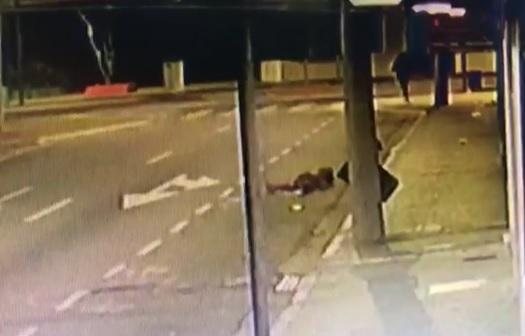 Crime aconteceu em agosto em São José dos Campos e até o momento o homem não foi localizado Homem mata morador em situação de rua a facadas e depois foge Morador em situação de rua após ser atingido com golpes de faca - Divulgação