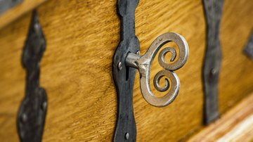 Imagem ilustrativa  Cofre de madeira com chave/Imagem ilustrativa - Imagem de wal_172619 por Pixabay