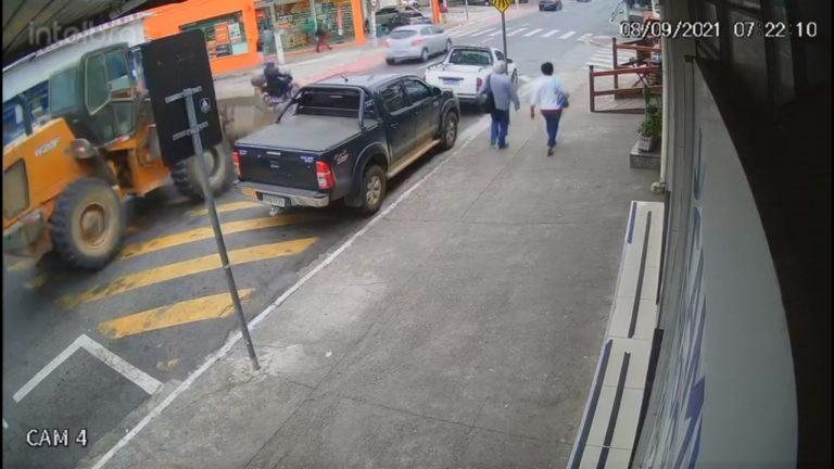 Polícia segue investigando o caso Trator avaliado em R$ 450 mil roubado em Jambeiro é visto pela zona norte de São José Câmera de segurança que mostra o trator nas ruas de São José - Divulgação