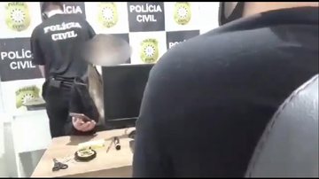 Suposta mãe registra o boletim de ocorrência contra o homem, vítima do golpe Falsa delegacia - Divulgação/Reprodução