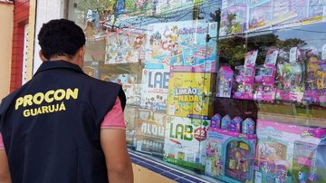 Procon realiza “Operação Dia das Crianças” no comércio de Guarujá Fiscal do Procon olhando para uma vitrine de brinquedo - Divulgação/Prefeitura de Guarujá