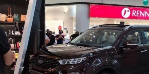 Mulher invade loja de departamento com carro dentro de shopping - Reprodução