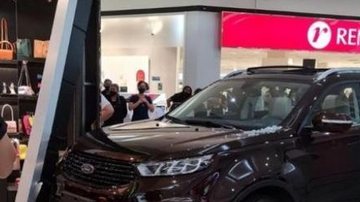 Mulher invade loja de departamento com carro dentro de shopping - Reprodução
