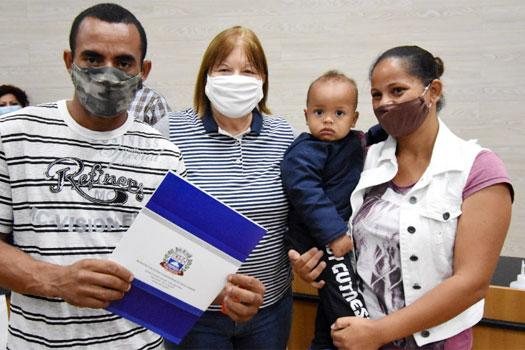 Prefeita Raquel Chini, participou da atividade desta sexta e reforçou o compromisso de seguir lutando por melhorias e novas ações na área da habitação Mais de 100 famílias assinam contrato das unidades habitacionais em Praia Grande Uma das famílias contemp - Divulgação/Prefeitura de Praia Grande