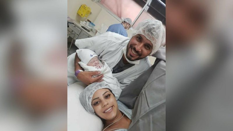 Homem assume bebê de namorada grávida e comove web Homem e mulher na sala de parto com um bebê no colo - Arquivo pessoal