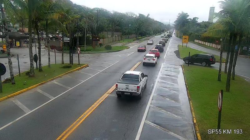 Lentidão no Km 193 da Rodovia Rio-Santos, em Bertioga, no final da manhã deste sábado (9) Rio-Santos tem má visibilidade e tráfego intenso no sábado de feriado - Imagem: divulgação / DER-SP