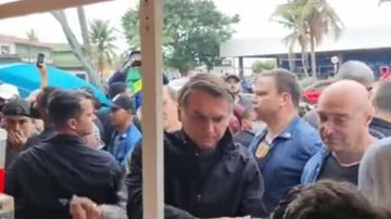 Jair Bolsonaro (sem partido) tirou foto com apoiadores em uma feira de Peruíbe Presidente aparece em Peruíbe, tira fotos sem máscara e posta nas redes sociais Jair Bolsonaro sem máscara - Reprodução