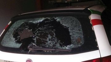 Homem foi preso em flagrante Homem desacata policiais e quebra vidro da viatura com uma cabeçada Imagem ilustrativa de um veículo com o vidro quebrado por causa de uma cabeçada - Imagem ilustrativa