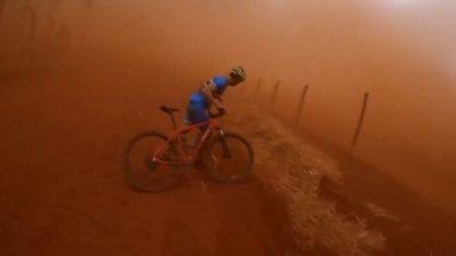 Ciclista é 'engolido' por tempestade de areia Que susto! Ciclista é ‘engolido’ por tempestade de areia em SP - Foto: Reprodução