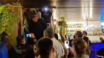 Jair Bolsonaro (sem partido) está na Baixada Santista desde sexta-feira (8) Jair Bolsonaro vai a pizzaria em Guarujá e é aplaudido por frequentadores Presidente Jair Bolsonaro sendo aplaudido em uma pizzaria de Guarujá (SP) - Reprodução