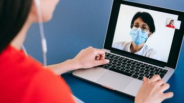 Mulher conversa com médica online - Pexels