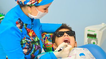 Imagem ilustrativa Dia do dentista Dentista examinando os dentes de uma criança - Pixabay