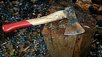 Imagem ilustrativa  Imagem ilustrativa/ Machado em cima de um tronco de madeira - Imagem de Zdeněk Chalupský por Pixabay