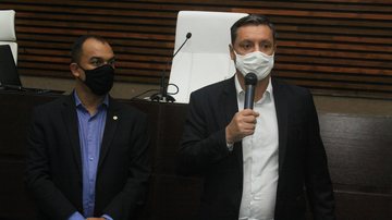 Vereador Adílson Júnior (à esquerda) e o prefeito Rogério Santos (à direita) na Câmara Municipal Prefeitura de Santos conta com cerca de 1,6 milhão no seu orçamento para áreas sociais Prefeito Rogério Santos apresentando orçamento na câmara municipal - Prefeitura de Santos
