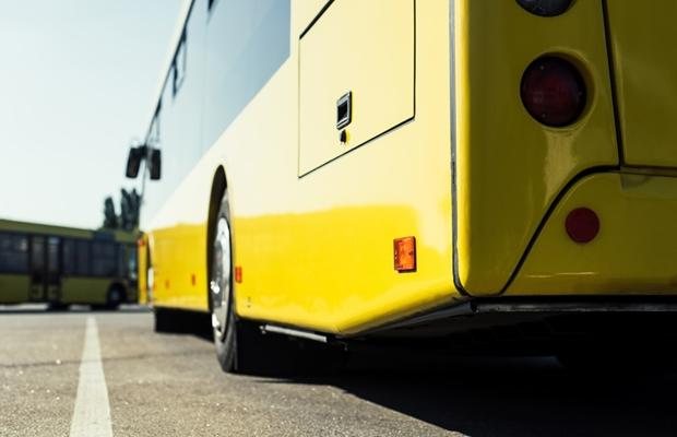 Imagem ilustrativa de um ônibus; passagem em Porto Alegre não teve redução no valor que segue em R$ 4,80 Ônibus Parte de um ônibus amarelo - Almaco