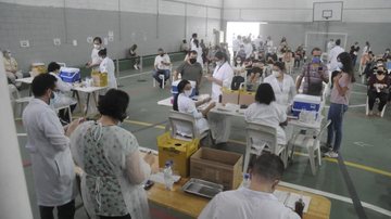 Considerando somente a população adulta o percentual de vacinados chega a 74,85% Santos chega a 60% da população vacinada contra a covid Vacinação contra covid em Santos - Divulgação/Prefeitura de Santos