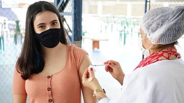 Quem fez a solicitação após o dia 29 de setembro precisa aguardar o envio de novas doses de vacina e ficar atento ao aplicativo para que não perca o agendamento Caraguatatuba zera fila de espera da vacinação contra Covid-19 - Foto: PMC
